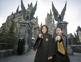 Featured image for “Universal Studios Hollywood and Universal Orlando Resort Celebrate “Back to Hogwarts” at “The Wizarding World of Harry Potter,” Inviting Guests to Flaunt Their House Pride as the Academic Year Commences, Now Through September 1, 2024”